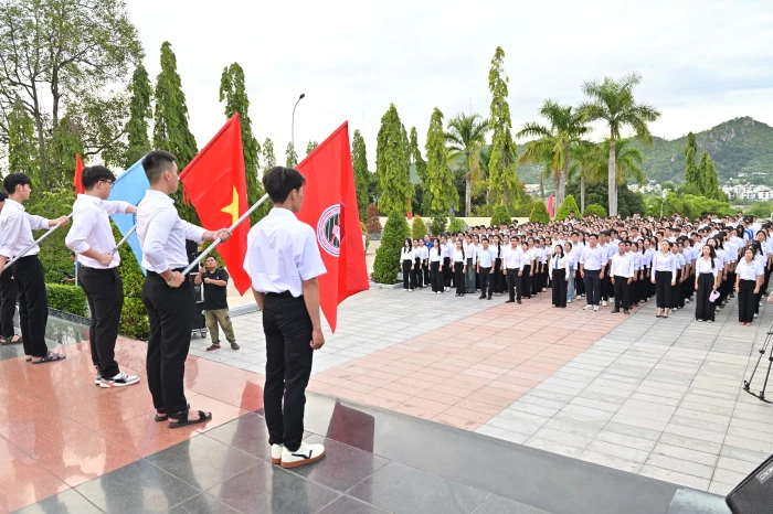 Hơn 500 sinh viên tham gia chào cờ, dâng hương tại Nghĩa trang liệt sĩ Hòn Dung