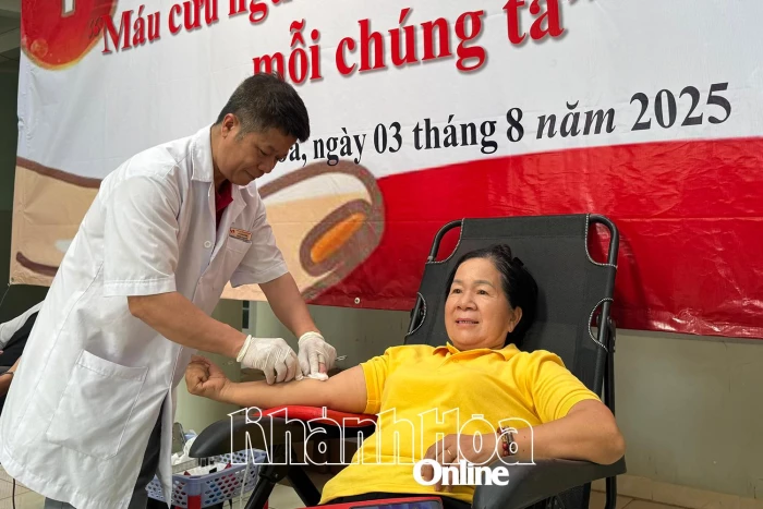 Đồng lòng hiến máu cứu người