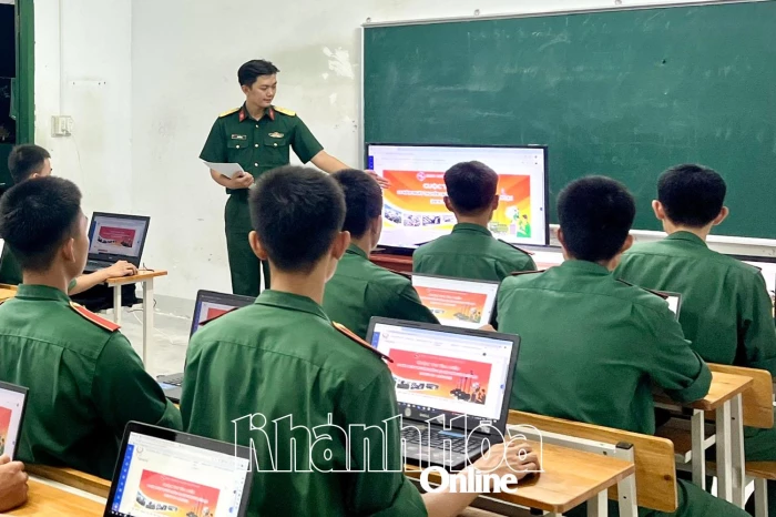 Sĩ quan trẻ đam mê học tiếng Anh