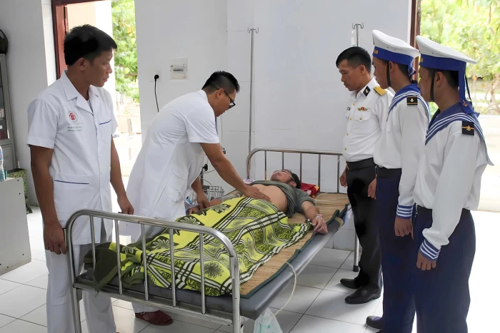 Bệnh xá đảo Song Tử Tây cấp cứu thuyền viên bị bệnh giảm áp nặng