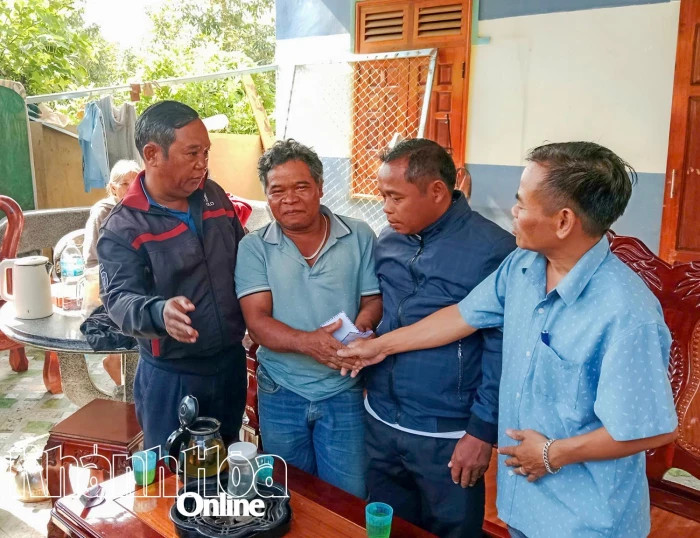 Xã Tây Khánh Sơn kịp thời hỗ trợ 3 hộ dân khắc phục hậu quả mưa lớn