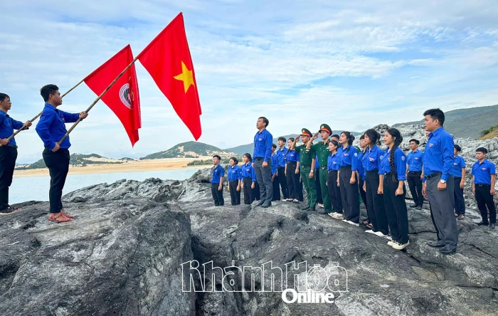 Tổ chức Lễ chào cờ "Tôi yêu Tổ quốc tôi" và chương trình "Ký ức sống mãi"