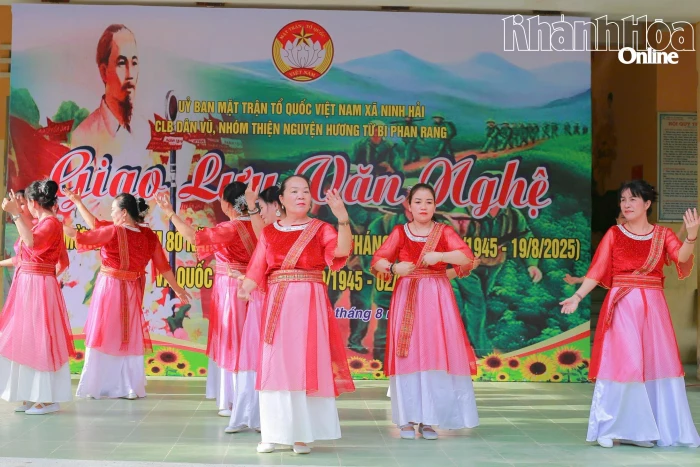 Xã Ninh Hải tổ chức giao lưu văn nghệ, trao quà cho đồng bào Raglai