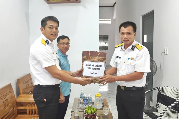 Tiểu đoàn 458 thăm, tặng quà cho gia đình quân nhân có hoàn cảnh khó khăn