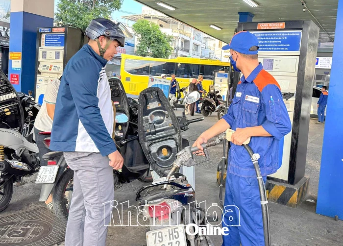 Giá xăng, dầu cùng tăng