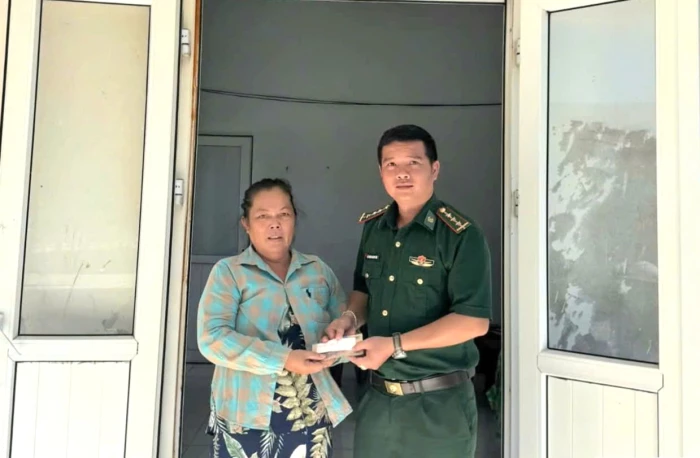 Thượng úy Biên phòng trao trả tài sản đánh rơi cho người dân trên đảo Bích Đầm