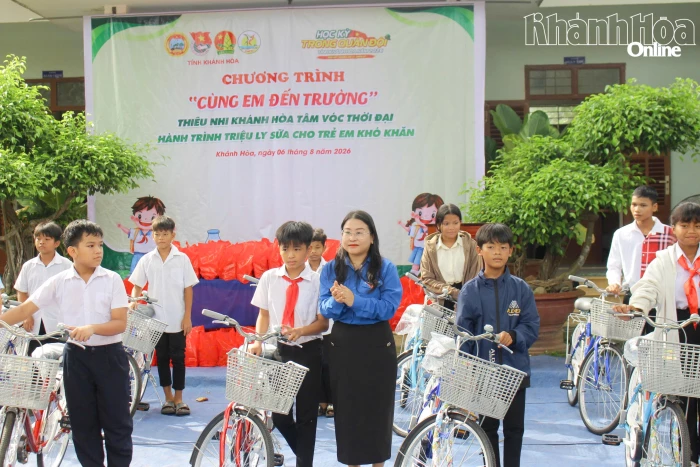 Tặng 10 xe đạp và 100 suất quà cho thiếu nhi xã Khánh Vĩnh