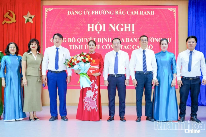 Trao quyết định của Ban Thường vụ Tỉnh ủy Khánh Hòa chuẩn y Bí thư Đảng ủy phường Bắc Cam Ranh, nhiệm kỳ 2025 - 2030