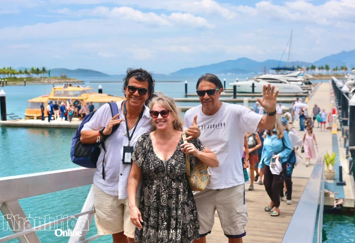 Gần 300 du khách tàu 5 sao Villa Vie Odyssey háo hức khám phá Nha Trang