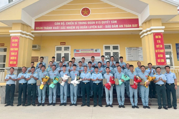 Trung đoàn 915 tổ chức thi tốt nghiệp thực hành bay cho học viên trên trực thăng Mi-8