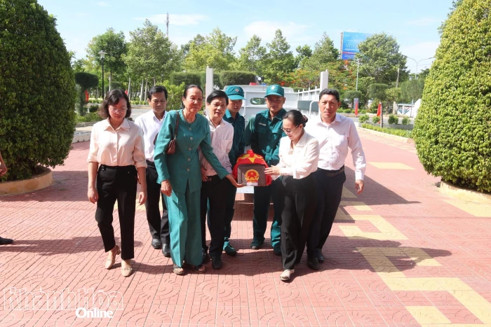 Đưa các liệt sĩ về với đồng đội