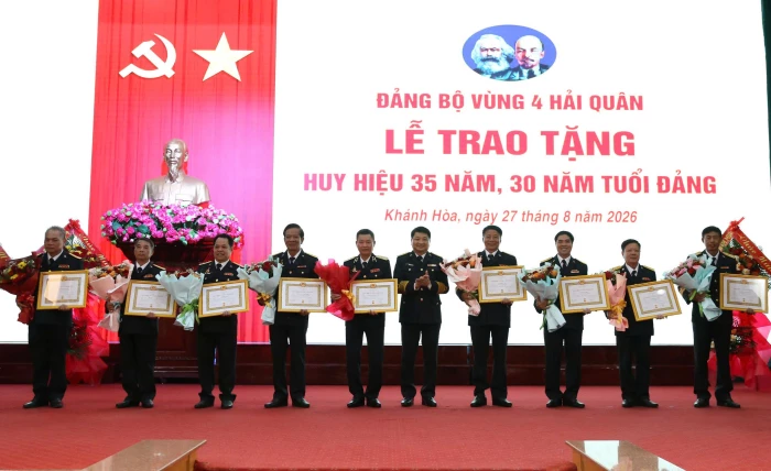 Đảng bộ Vùng 4 Hải quân trao Huy hiệu Đảng cho 30 đảng viên