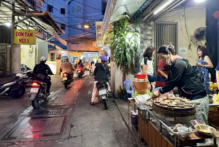 Quán ăn trong hẻm cũ