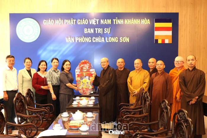 Phó Chủ tịch Thường trực Ủy ban MTTQ Việt Nam tỉnh Trần Thu Mai thăm, tặng quà các chức sắc, chức việc Phật giáo