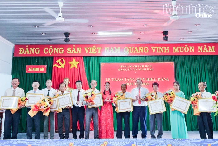 Đảng ủy xã Ninh Hải trao Huy hiệu Đảng cho 11 đảng viên