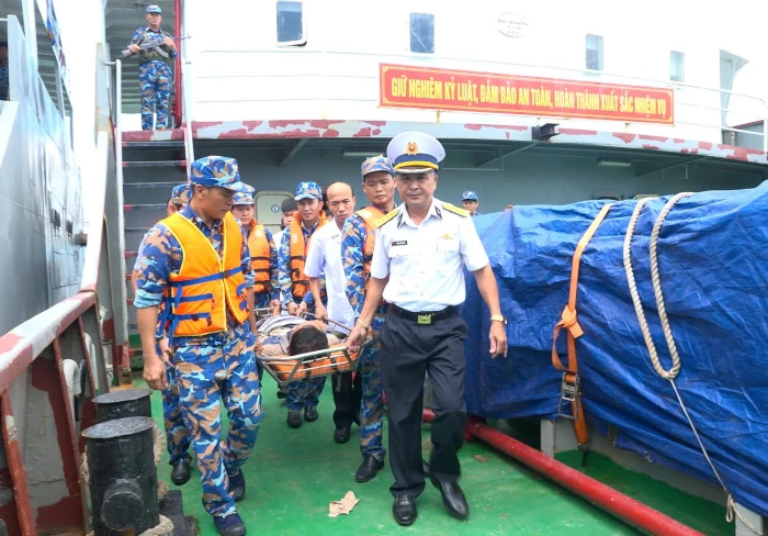 Vùng 4 Hải quân bàn giao ngư dân được cứu chữa tại đảo Nam Yết cho gia đình