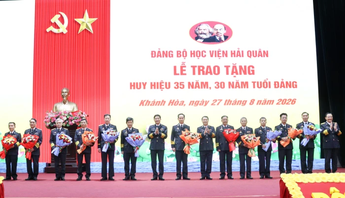 Đảng ủy Học viện Hải quân tổ chức Lễ trao Huy hiệu 35 năm, 30 năm tuổi Đảng