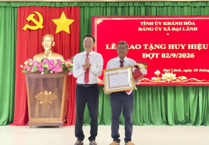 Đảng ủy xã Đại Lãnh trao Huy hiệu Đảng cho 11 đảng viên