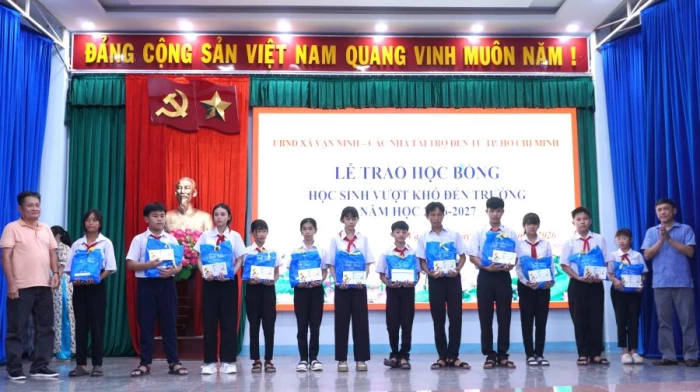 Trao 100 suất học bổng cho học sinh có hoàn cảnh khó khăn xã Vạn Ninh