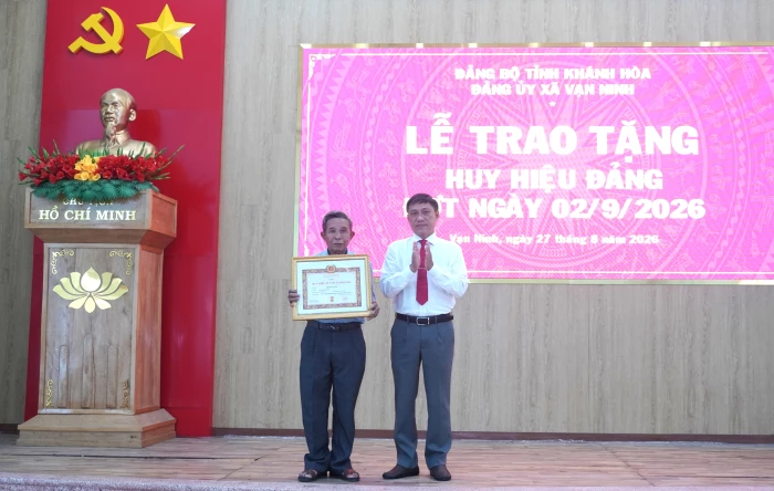 Đảng ủy xã Vạn Ninh trao tặng Huy hiệu Đảng cho 63 đảng viên