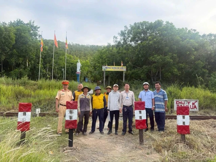 Rào thu hẹp 4 lối đi tự mở cắt ngang tuyến đường sắt qua địa bàn xã Nam Ninh Hòa