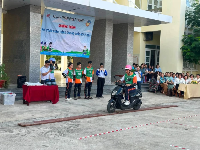 Tuyên truyền pháp luật về trật tự, an toàn giao thông cho gần 800 học sinh