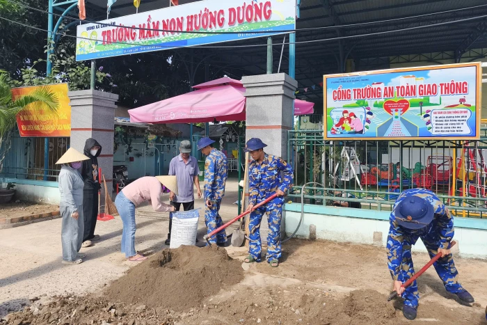 Lữ đoàn 101 hỗ trợ trường học củng cố cảnh quan trước năm học mới