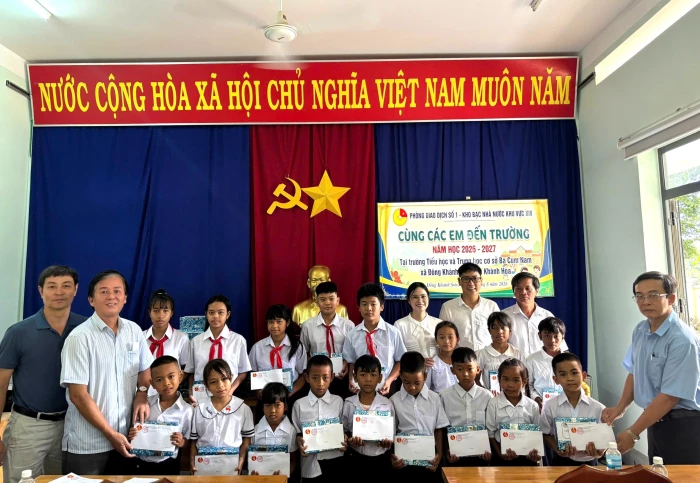 Tặng 100 suất quà cho học sinh xã Đông Khánh Sơn