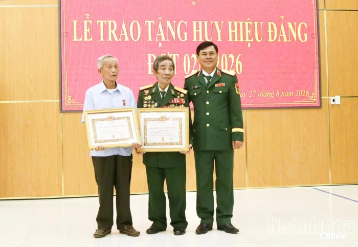 Đảng ủy phường Nam Nha Trang tổ chức trao Huy hiệu Đảng cho 336 đảng viên