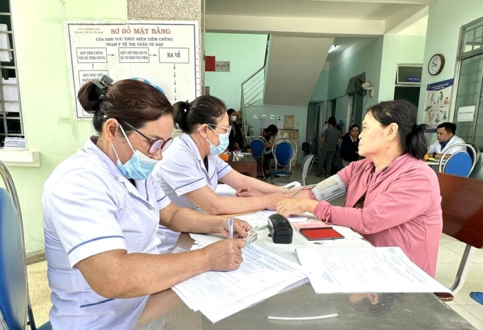 Xã Khánh Sơn: Khám sức khỏe định kỳ, sàng lọc miễn phí cho 464 người dân