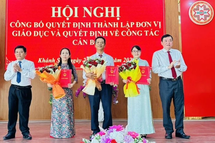Xã Khánh Sơn công bố quyết định thành lập các đơn vị giáo dục
