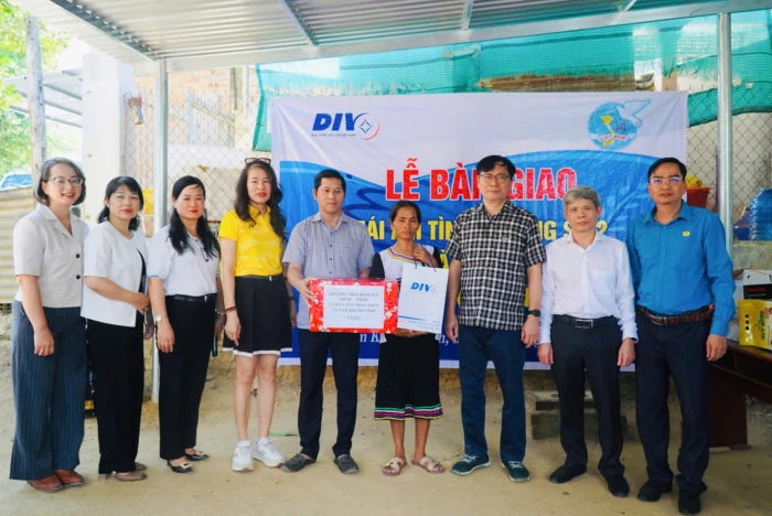 Bàn giao 2 nhà “Mái ấm tình thương” cho hội viên phụ nữ nghèo ở xã Nam Khánh Vĩnh