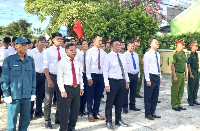 Xã Đại Lãnh tổ chức lễ viếng, đặt vòng hoa tại Bia chiến thắng Ninh Mã