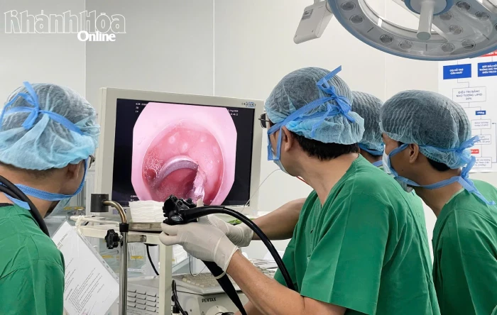 Bệnh viện 22-12 nội soi lấy móc khóa dây đồng hồ tại tá tràng cho bé 3 tuổi