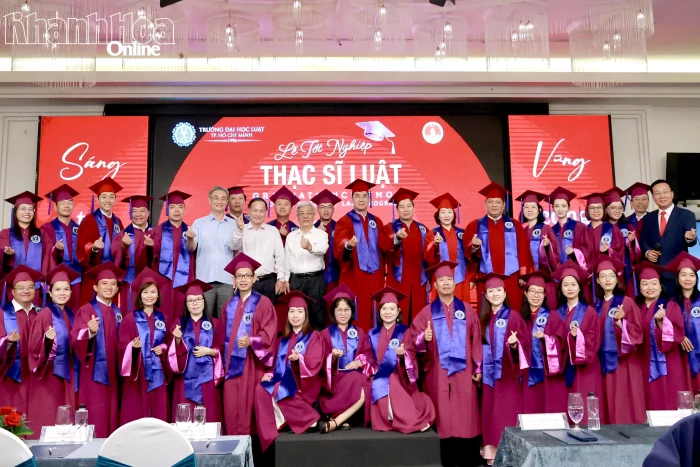 Trường Đại học Luật TP. Hồ Chí Minh tổ chức lễ tốt nghiệp và trao bằng thạc sĩ cho học viên cao học