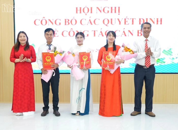 Xã Diên Lạc công bố các quyết định về công tác cán bộ và thành lập trường học