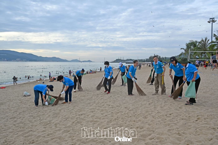 Phường Nha Trang ra quân “Chung tay làm sạch biển - Lan tỏa lối sống xanh”