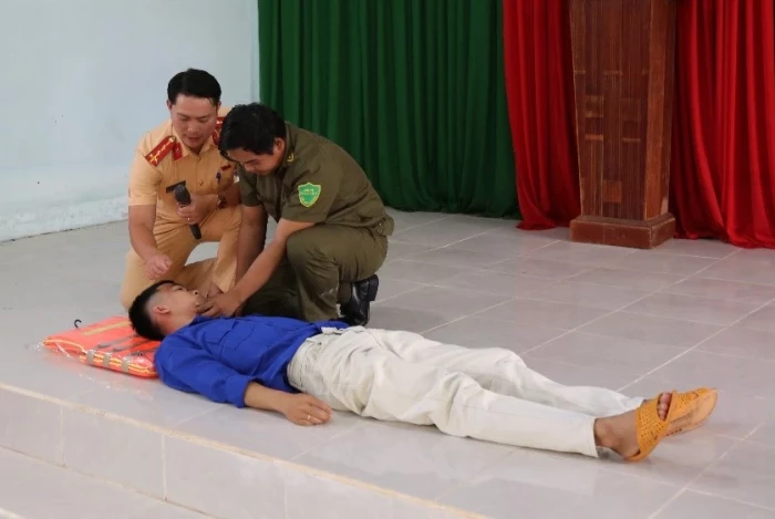 Công ty Cổ phần Thủy điện Đa Nhim - Hàm Thuận - Đa Mi phối hợp tổ chức tuyên truyền phổ biến Luật Giao thông đường thủy nội địa và phòng, chống đuối nước tại xã La Dạ, xã Đồng Kho, tỉnh Lâm Đồng năm 2026