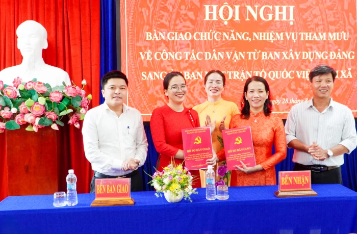 Đảng ủy xã Cam Lâm tổ chức bàn giao chức năng, nhiệm vụ tham mưu công tác dân vận