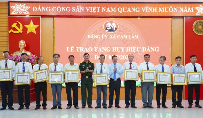 Đảng ủy xã Cam Lâm tổ chức trao Huy hiệu Đảng cho 108 đảng viên