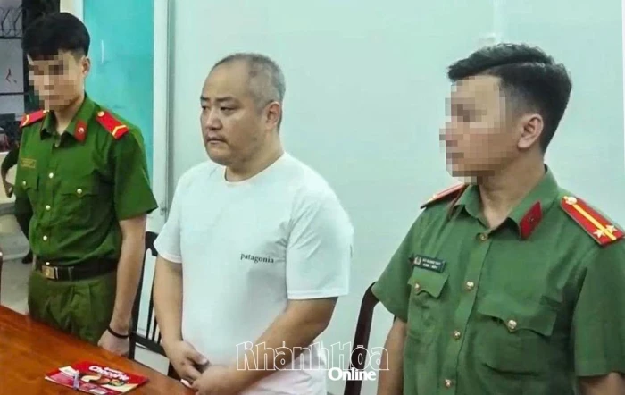 Bàn giao 2 người nước ngoài bị Interpol truy nã
