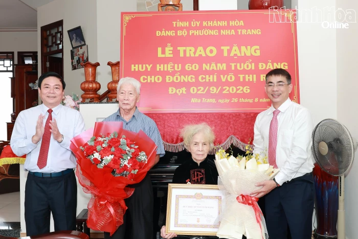 Phó Chủ tịch Thường trực HĐND tỉnh Lữ Thanh Hải trao Huy hiệu 60 năm tuổi Đảng cho đảng viên Võ Thị Rồi