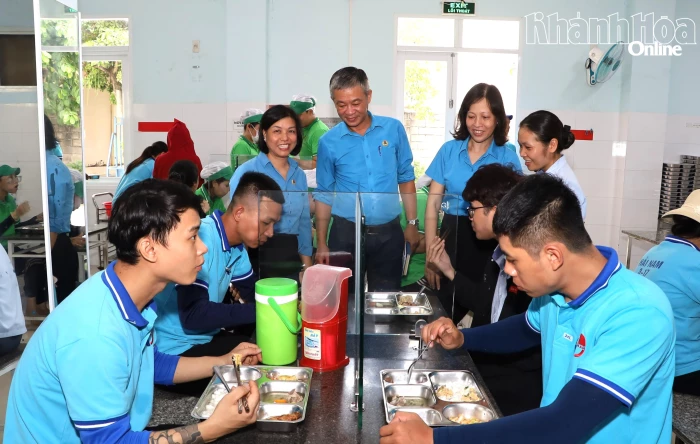 Tổng Liên đoàn Lao động Việt Nam khảo sát chất lượng bữa ăn ca tại 3 doanh nghiệp ở Khánh Hòa