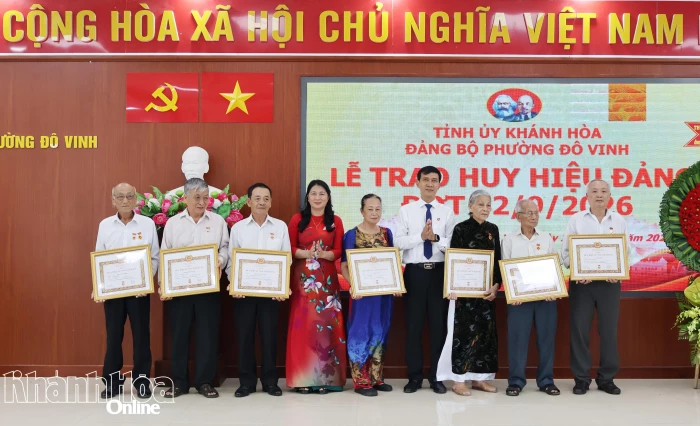 Phường Đô Vinh kỷ niệm 81 năm Cách mạng Tháng Tám thành công, Quốc khánh 2-9 và trao Huy hiệu Đảng cho 70 đảng viên