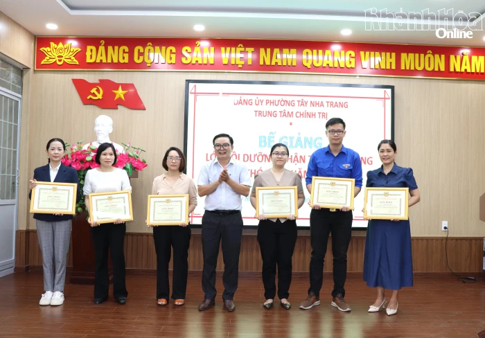 Trung tâm Chính trị Nha Trang bế giảng lớp bồi dưỡng nhận thức về Đảng khóa 4