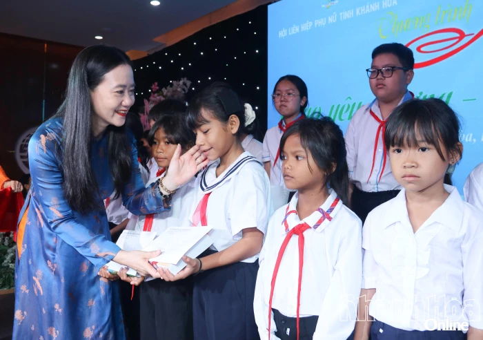 Nâng bước trẻ mồ côi đến trường