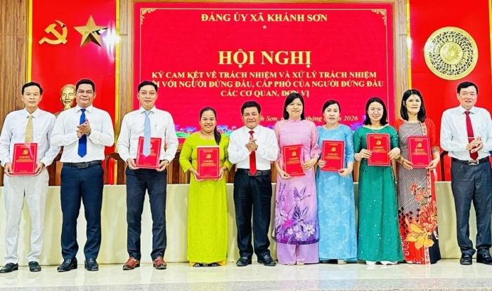 Đảng ủy xã Khánh Sơn tổ chức ký cam kết trách nhiệm đối với cán bộ lãnh đạo, quản lý