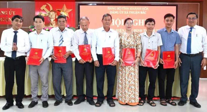 Đảng ủy xã Thuận Bắc tổ chức ký cam kết trách nhiệm đối với cán bộ lãnh đạo, quản lý