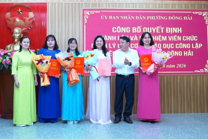 Phường Đông Hải công bố quyết định thành lập các trường học và công tác cán bộ
