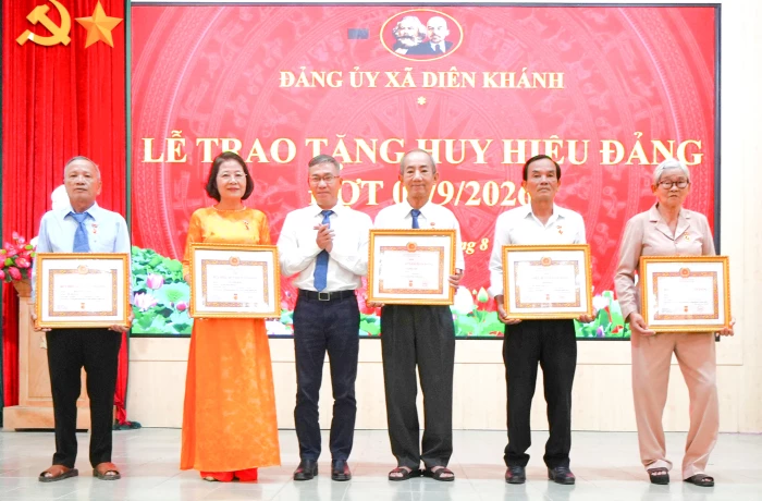 Đảng ủy xã Diên Khánh trao Huy hiệu Đảng đợt 2-9 cho 56 đảng viên